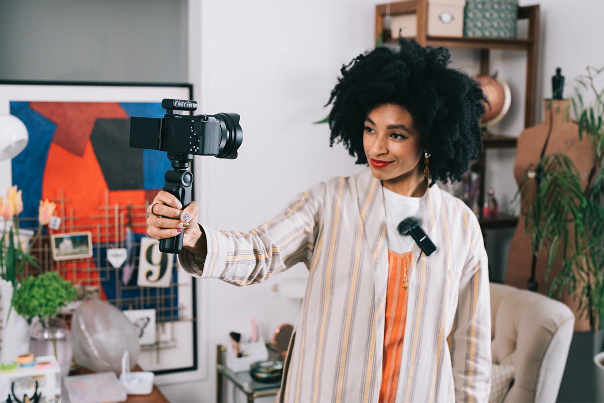 Za razliku od konvencionalnog analognog prijenosa zvuka, ne morate brinuti o interferencijama signala. Samo uparite ZV-E10 s bilo kojim Sonyjevim mikrofonom koji podržava digitalno sučelje za zvuk putem priključka MI radi jasnog zvuka s niskom razinom šuma. Ili povežite omiljeni mikrofon putem priključka za mikrofon da biste dobili još bolji zvuk.