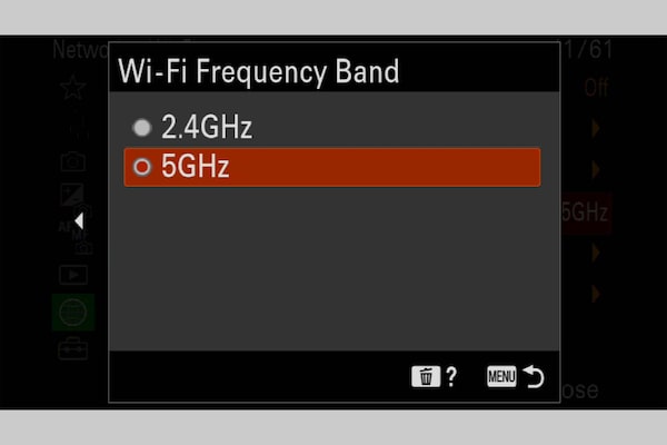 Slika proizvoda prikazuje izbornik „Pojas frekvencije Wi-Fi-ja” na fotoaparatu s odabranom opcijom „5 GHz”