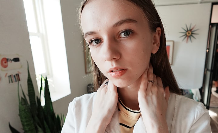 Portret lica ilustrira kako Eye AF zadržava fokus na licu