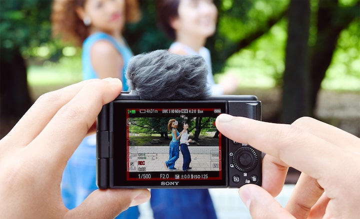 Slika situacije u kojoj osoba upravlja fotoaparatom dodirom