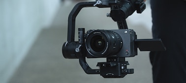 Slika upotrebe fotoaparata FX3 na gimbalu s pričvršćenim objektivom FE 16 – 25 mm F2.8 G